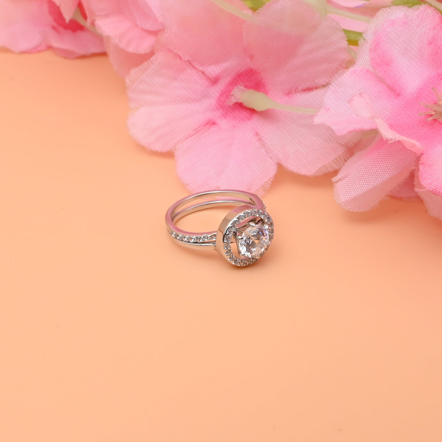 Silver Ring with Diamond-Shaped Center Stone – Elegant & Timeless Design.