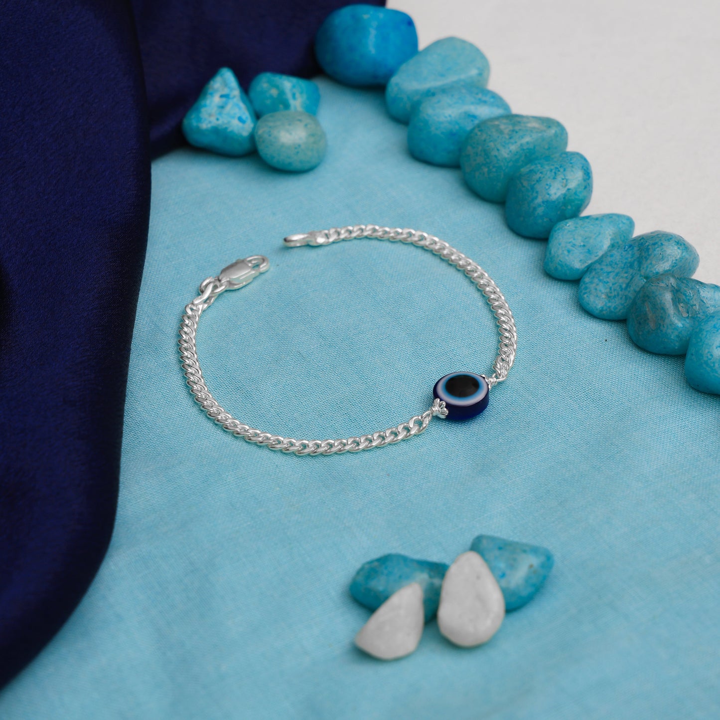 Chic evil eye bracelet in silver, perfect for stylish everyday protection