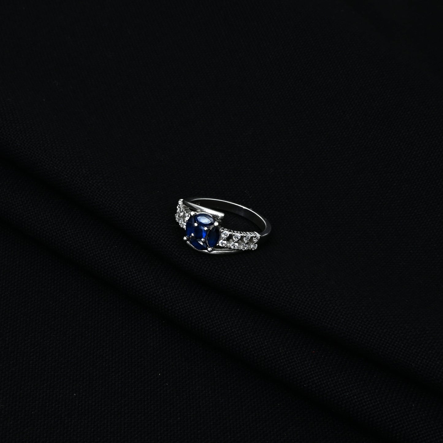 Elegant silver ring with blue and white stone details for a sophisticated look.