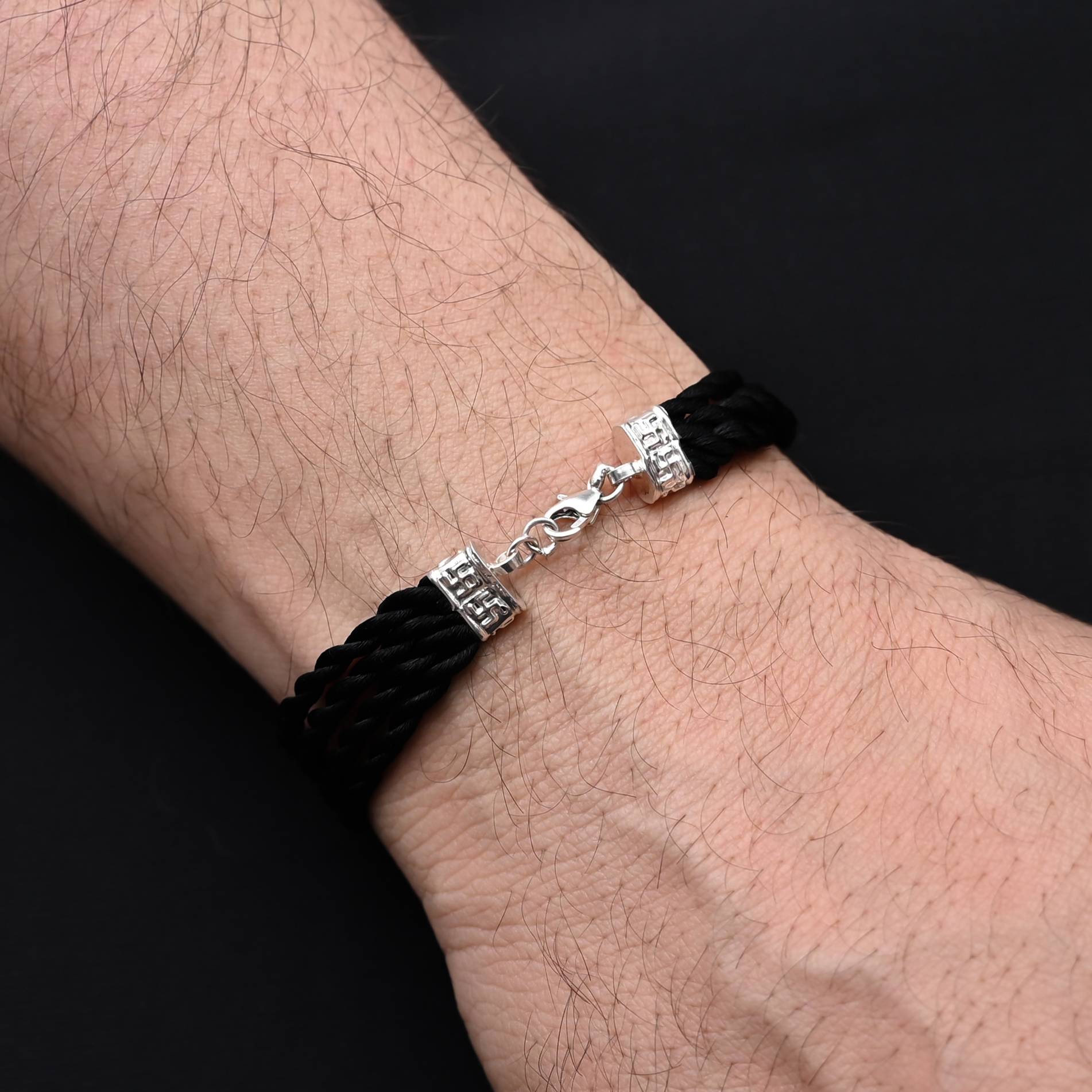 Timeless sterling silver moli bracelet for men, showcasing a striking lion face design for added flair