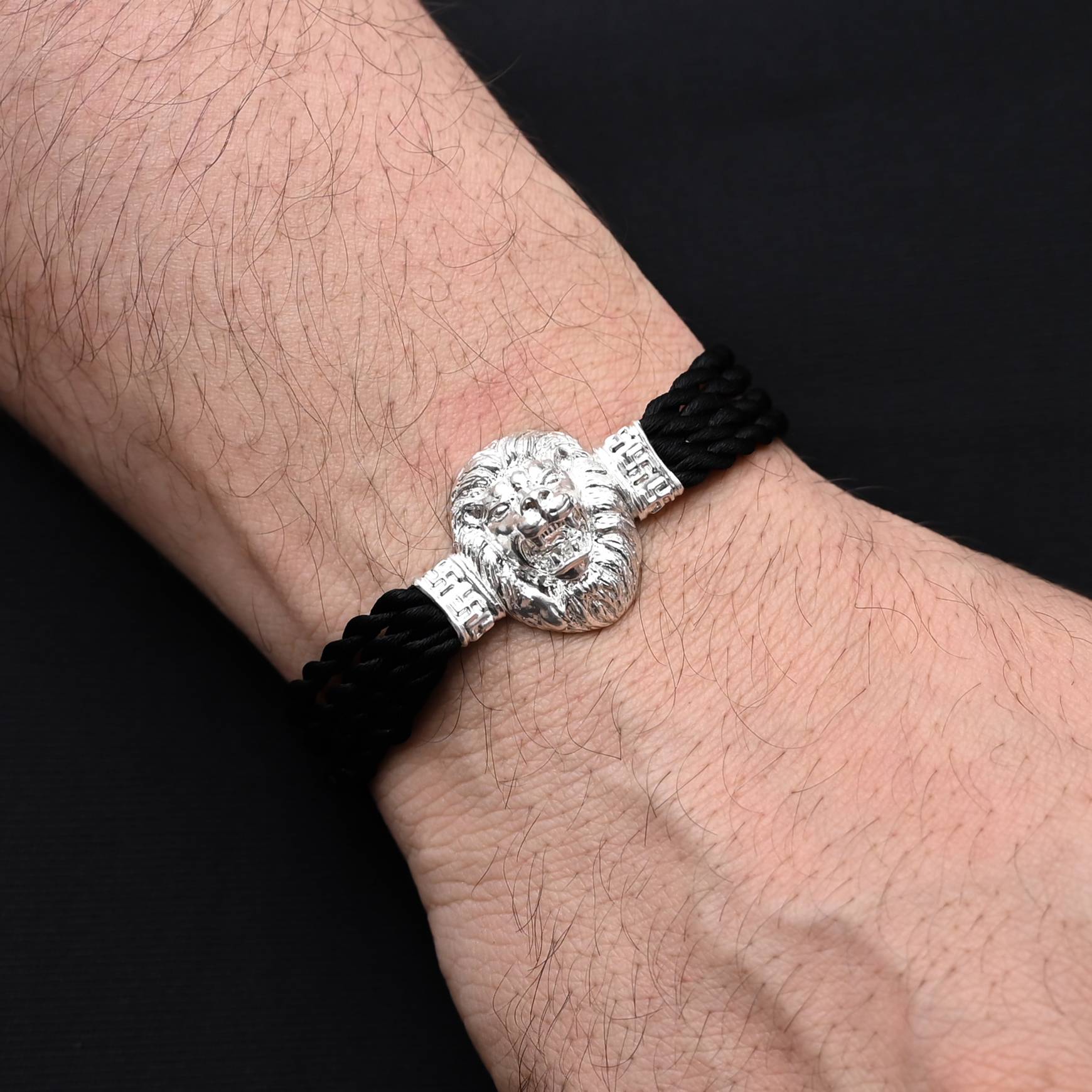 Chic sterling silver moli bracelet with a detailed lion face, perfect for a strong, masculine style